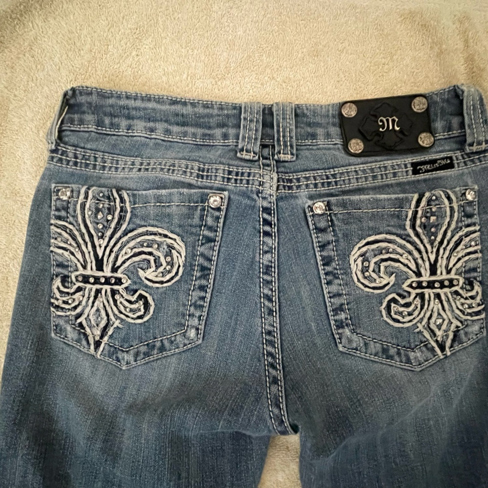 Miss Me fleur-de-lis Capri jeans